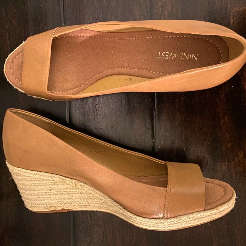 Open toe shoe in camel tan